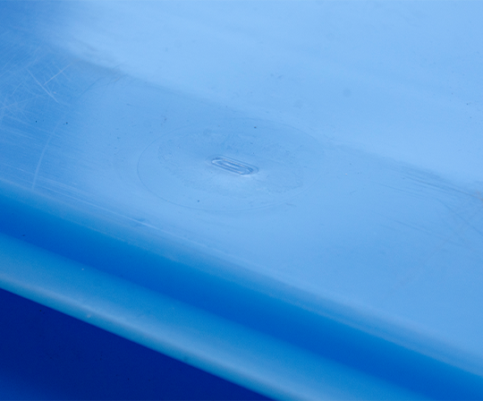Detail Anspritzpunkt blaue Fleischkiste