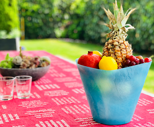 Knitterpot auf Tisch als Obstschale