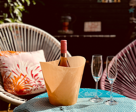 Knitterpot auf Tisch als Weinkühler